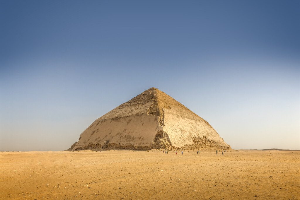 La pyramide rhomboïdale située dans la nécropole royale de Dahchour, autour du Caire, en Égypte