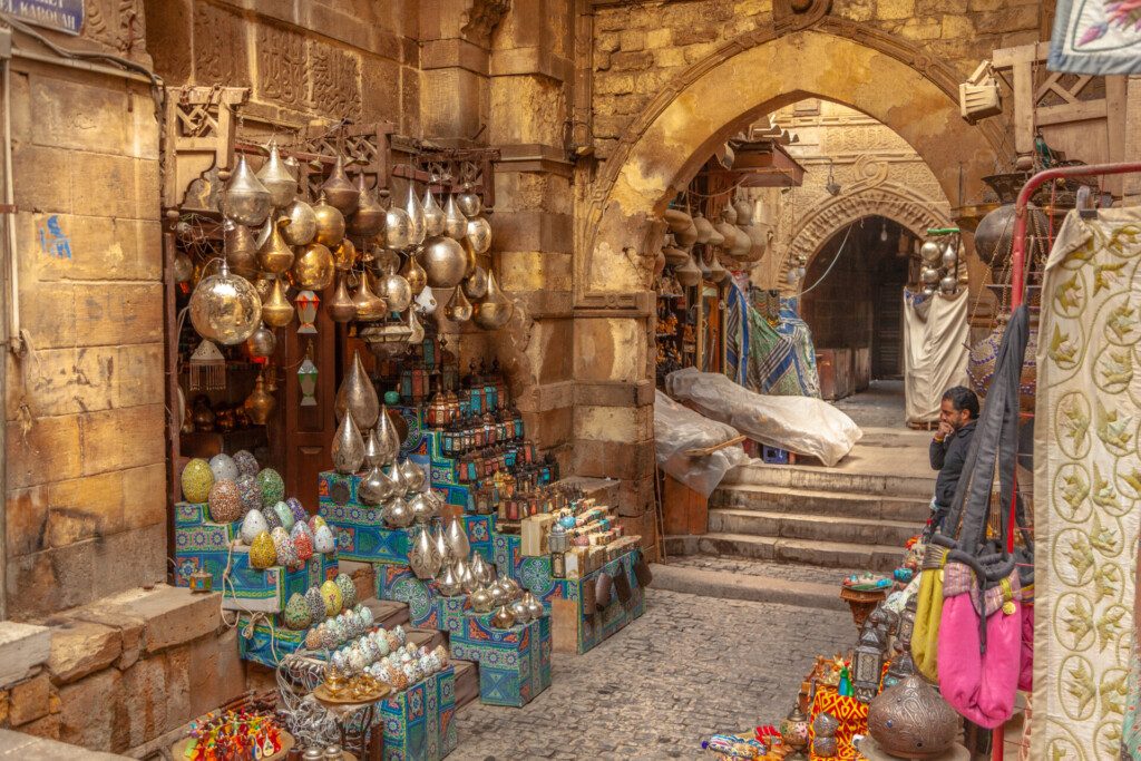 Le souk Khan el-Khalili au coeur des bâtiments anciens du Caire