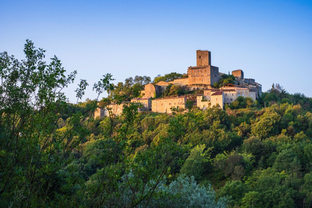 Le village perché de Montréal et son château, à 1h de Montélimar