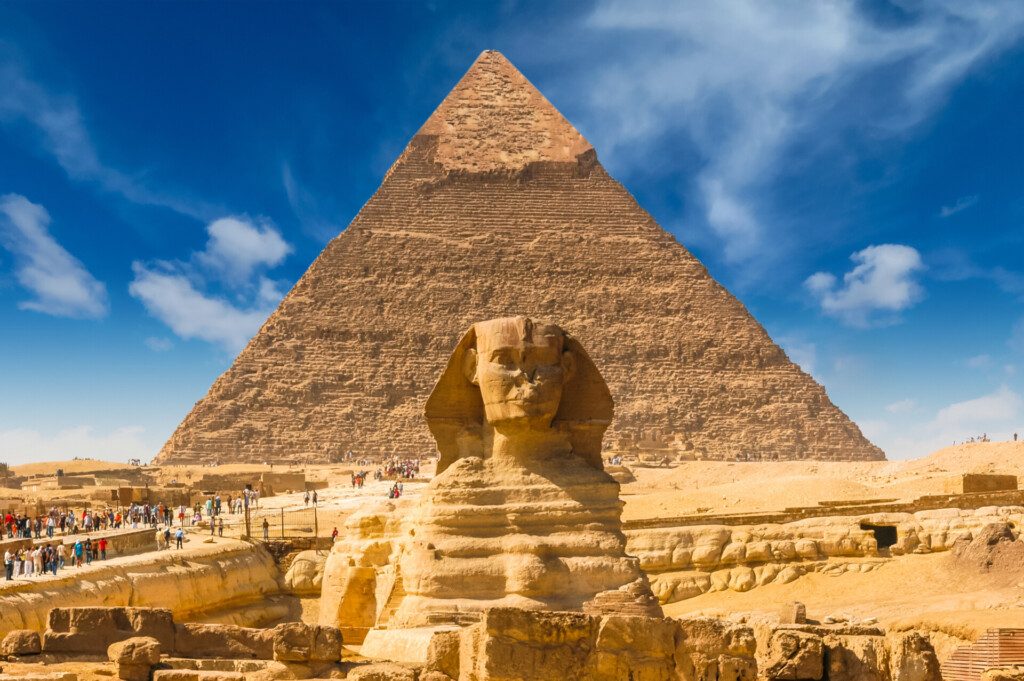 Les pyramides de Gizeh avec le Sphinx en premier plan, incontournable au Caire
