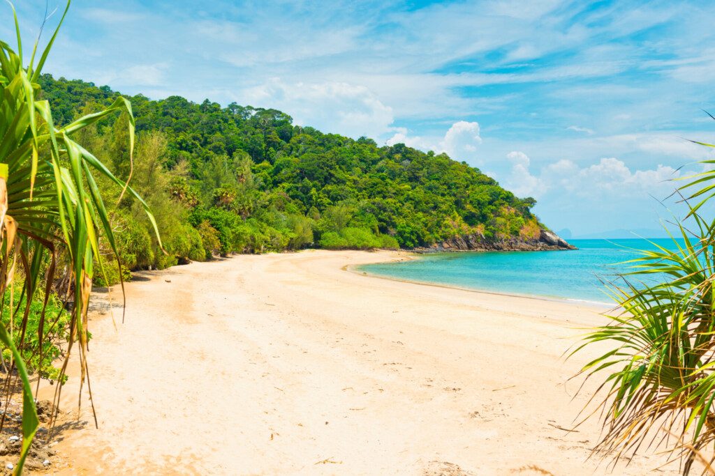 Paysage idyllique de la Plage de Koh Lanta en Thailande