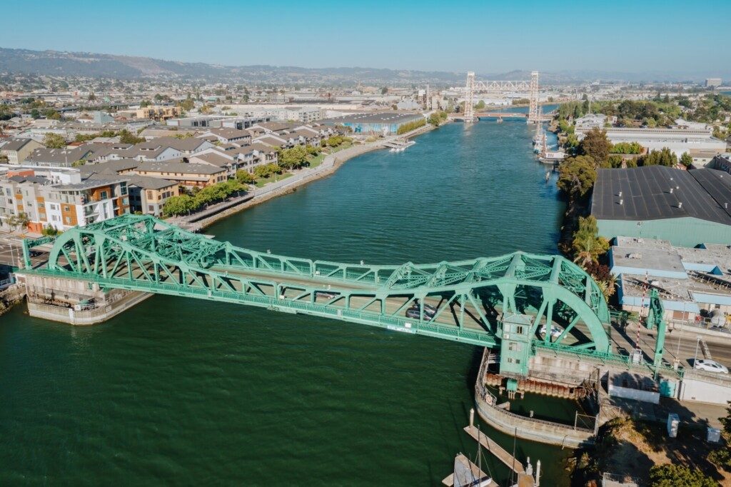 Pont historique et levant reliant Alameda