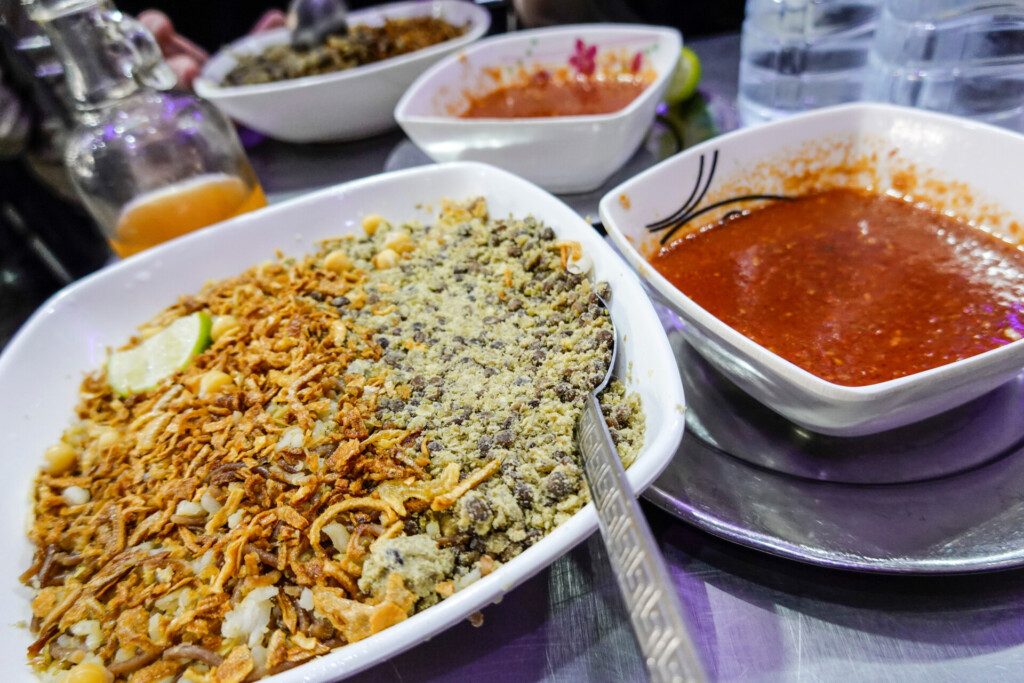 Une assiette de koshari typique dans un restaurant du Caire