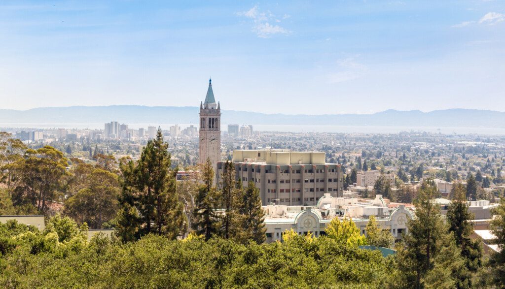 Université de Berkeley avec tour de l'horloge et vue sur la ville