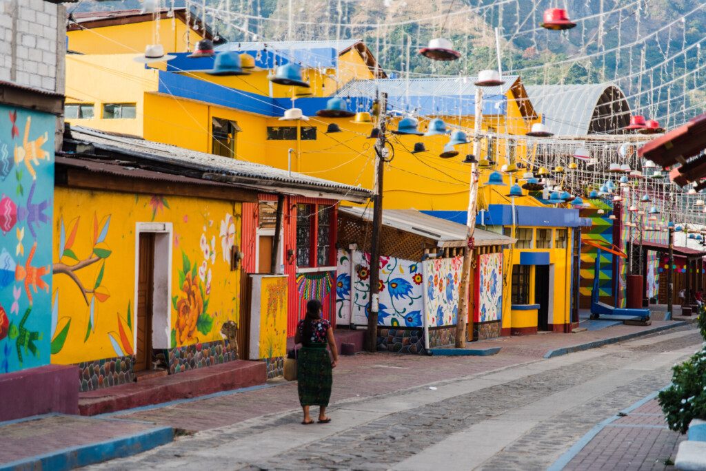 Village de San Juan de la Laguna au Guatemala, connu pour son artisanat