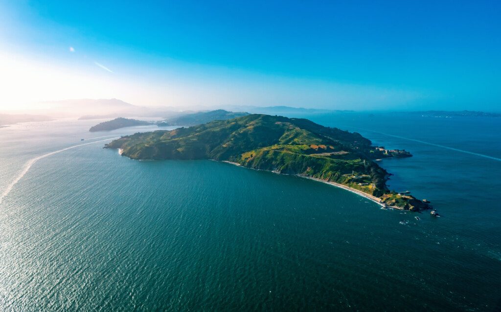 Vue aérienne d'Angel Island au large de San Francisco