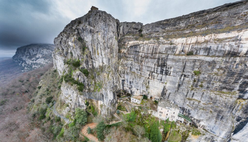 Vue aérienne de la Grotte de Marie-Madeleine, Massif de la Sainte-Baume