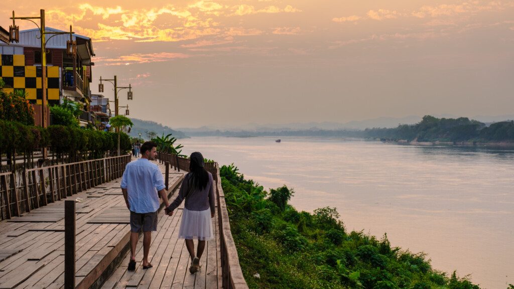 Vue sur le Mekong en soirée à Chiang Khan