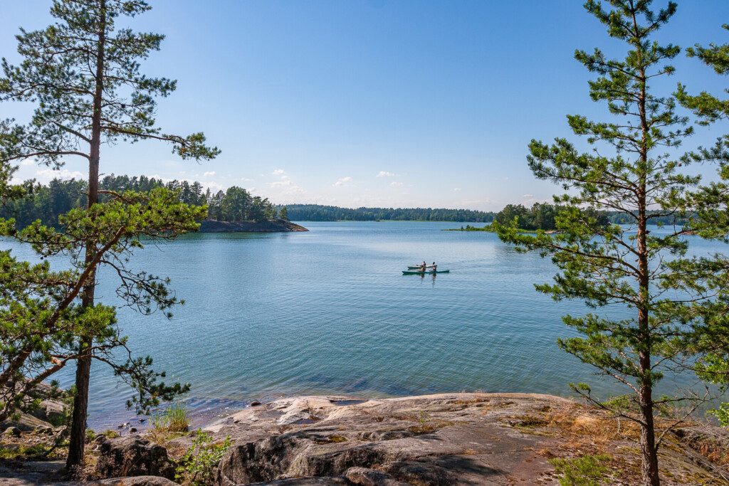 kayak dans le paysage idyllique de l'île d'Ängsö, archipel de Stockholm, Suède
