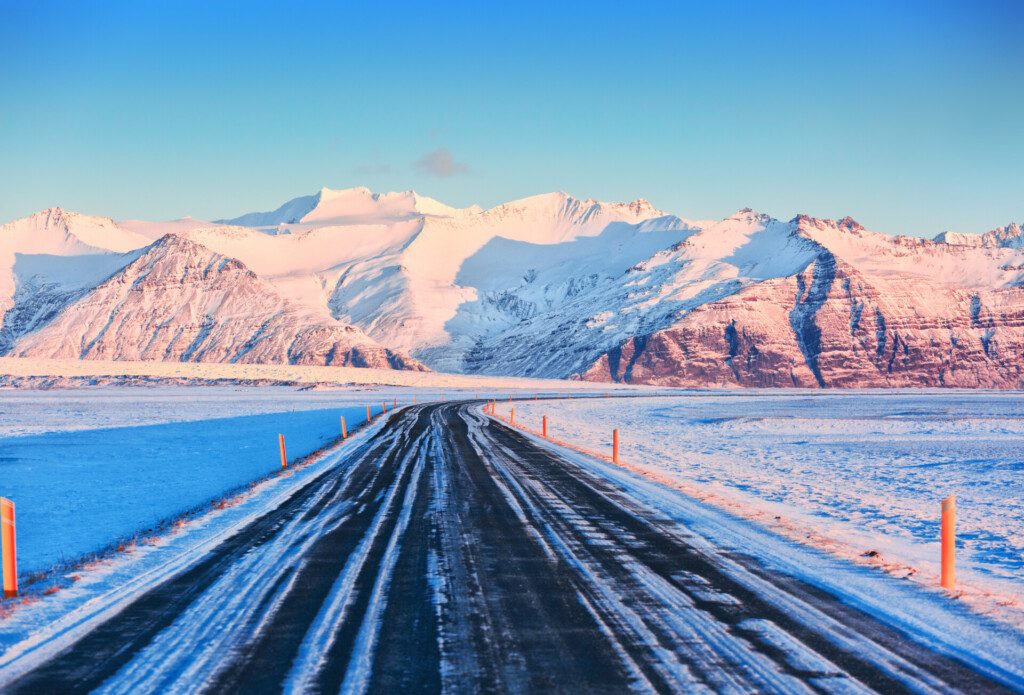 La Ring Road (Route 1) par une journée d'hiver ensoleillée vers les montagnes enneigées au sud de l'Islande