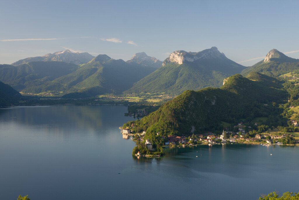 Le belvédère du Taillefer domine Duingt et le lac d'Annecy