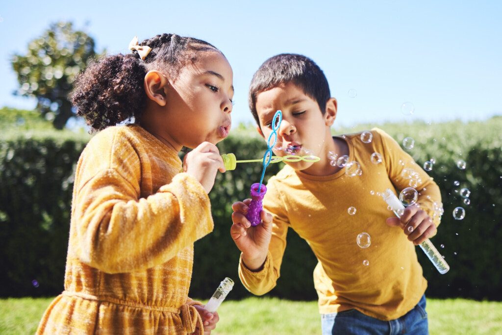 Les bulles, une activité incontournable pour les enfants en vacances