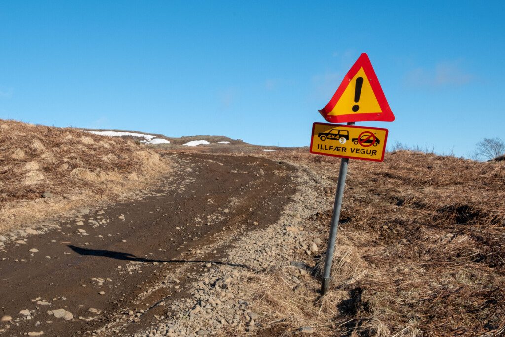 Panneau de signalisation indiquant l'utilisation obligatoire d'un véhicule à quatre roues motrices sur la montagne Úlfarsfell près de Reykjavik (Islande)