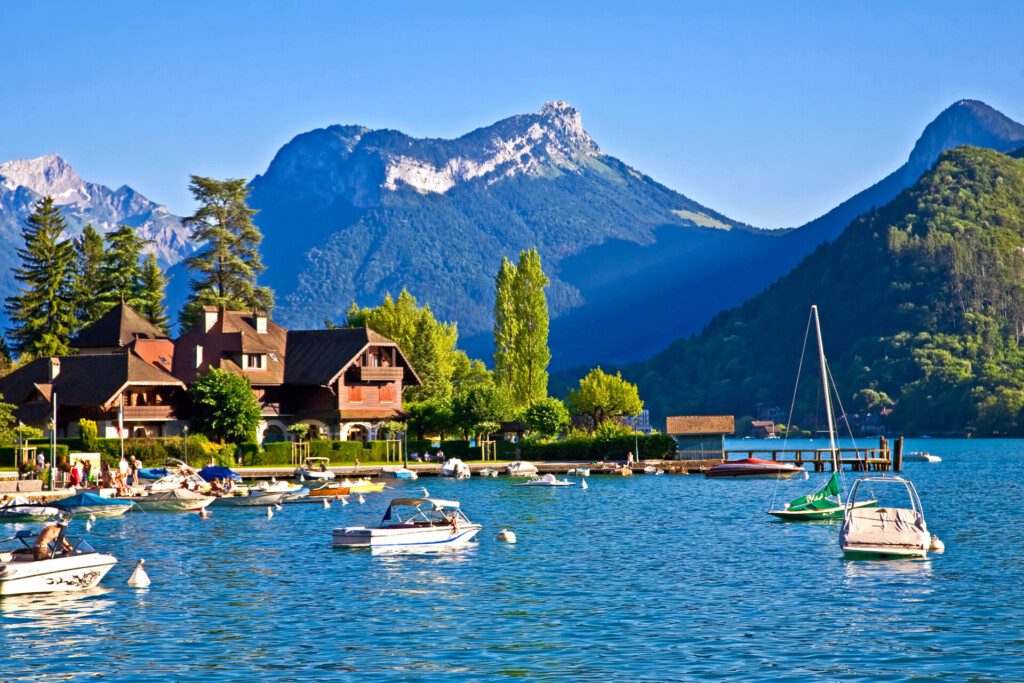 Talloires et sa baie, au bord du lac d'Annecy