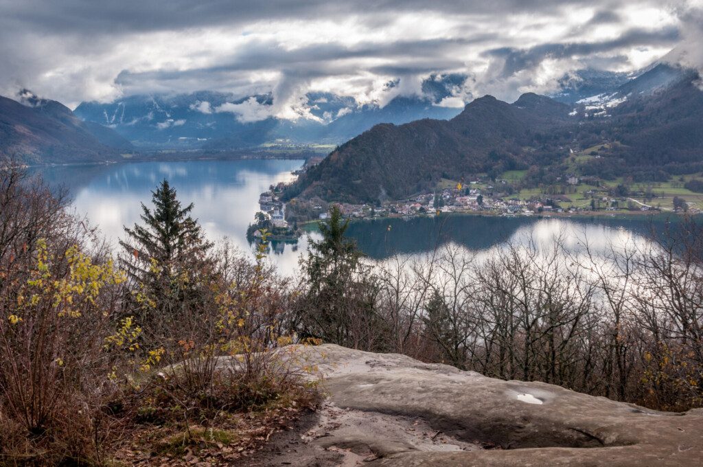 Vue du lac d'Annecy en hiver depuis le belvédère du Roc de Chère