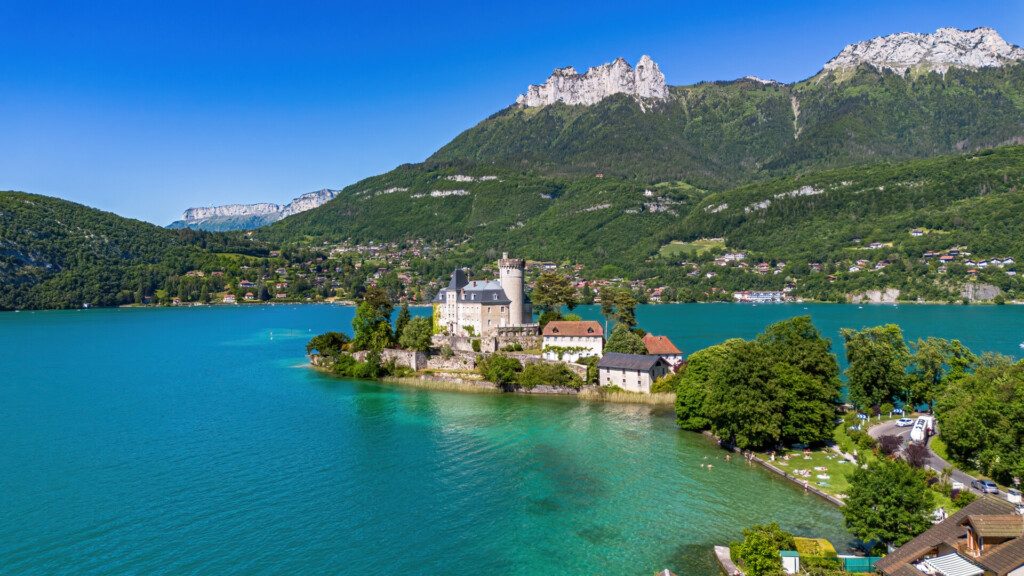 Vue sur le château de Duingt et le lac d'Annecy