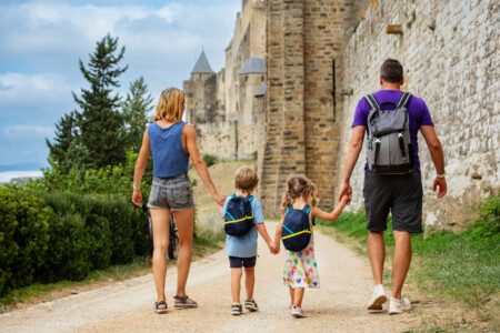 Voyager en famille en France : 10 astuces pour des vacances plus sereines