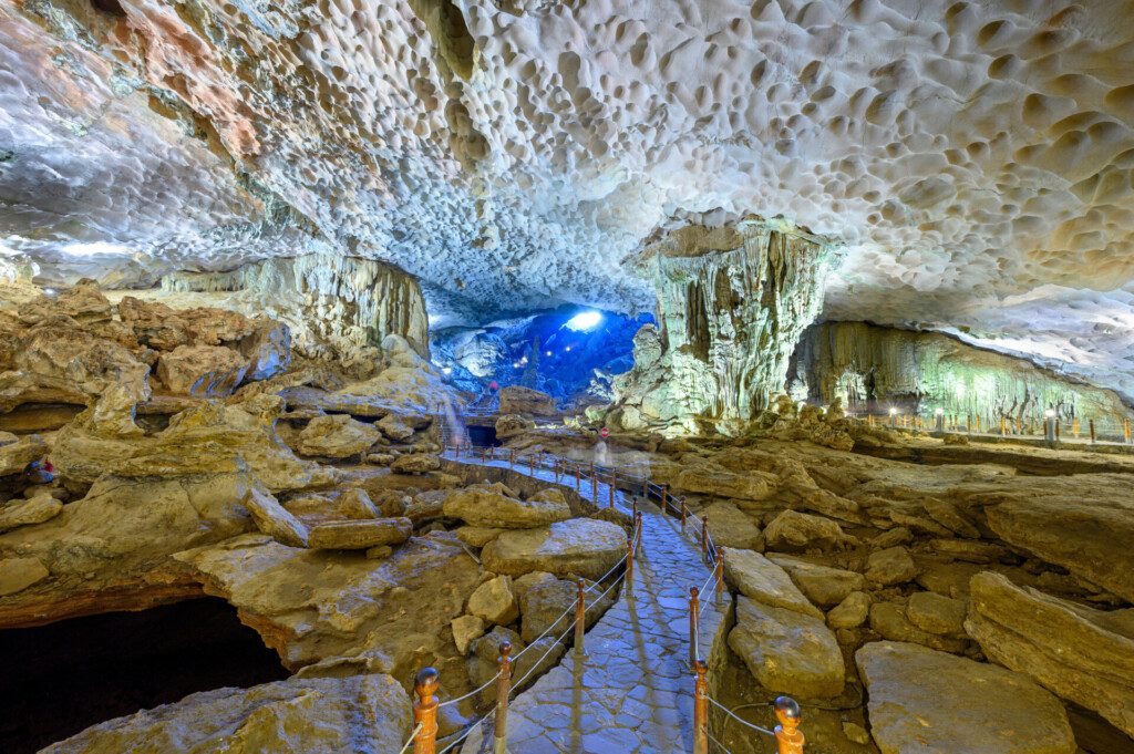 Grotte Sung Sot ou grotte de la Surprise dans la baie d'Halong