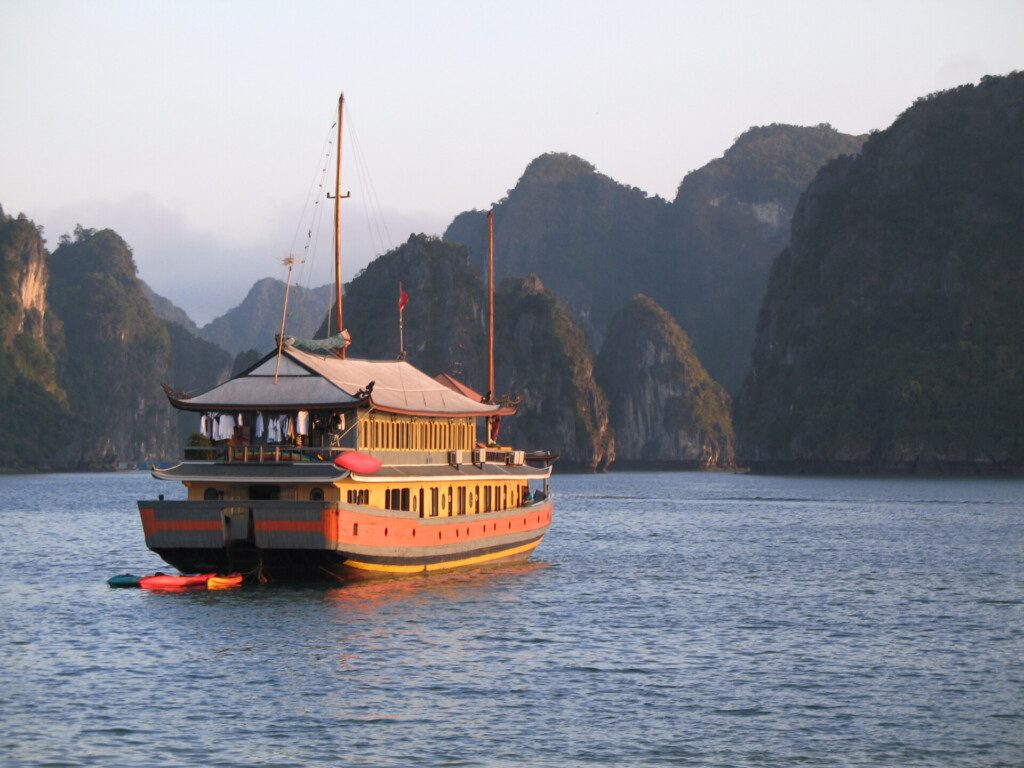 Jonque de croisière sur la baie d'Halong, Vietnam