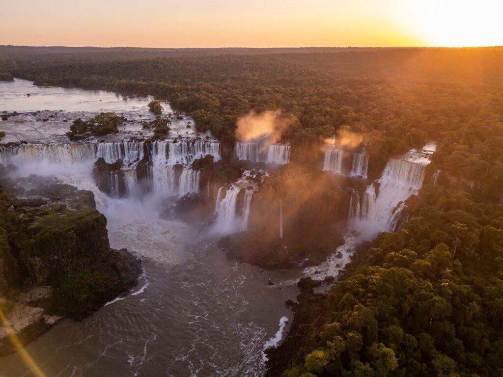 Coucher de soleil sur les les chutes d’Iguazù