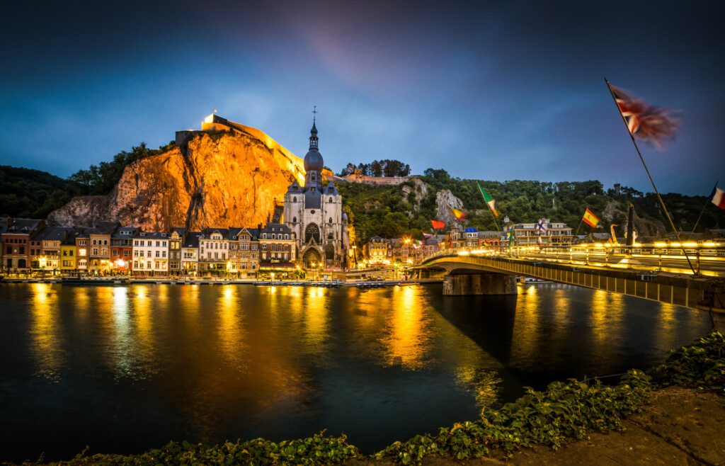 Dinant de nuit et son pont Charles-de-Gaulle