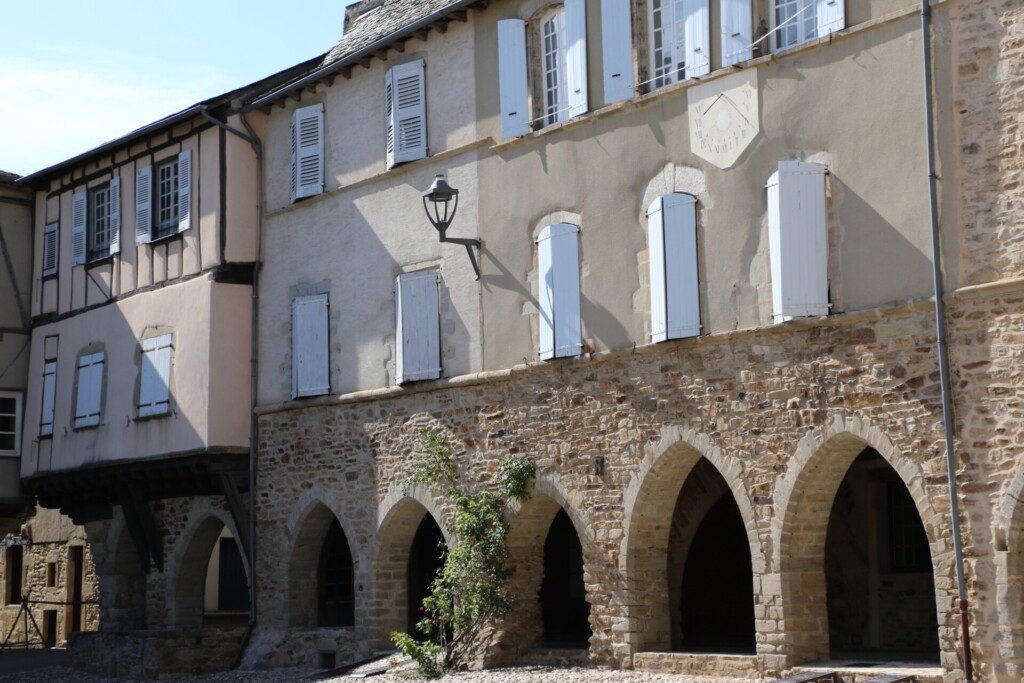 La place principale de Sauveterre-de-Rouergue, à côté de Rodez