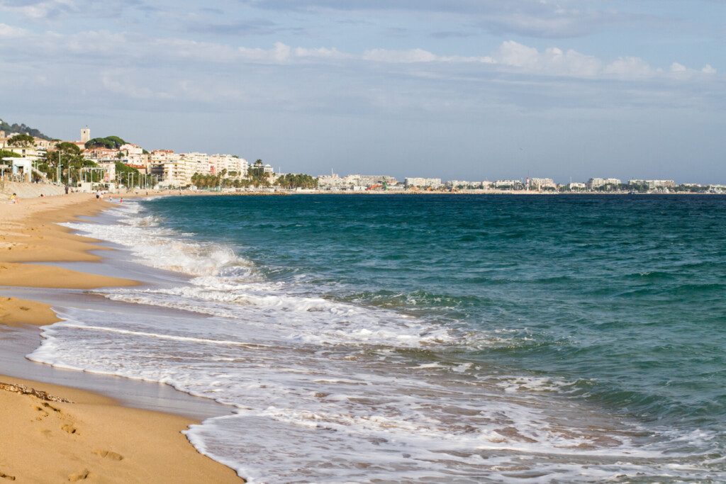 La plage de Cannes sans la foule, en automne