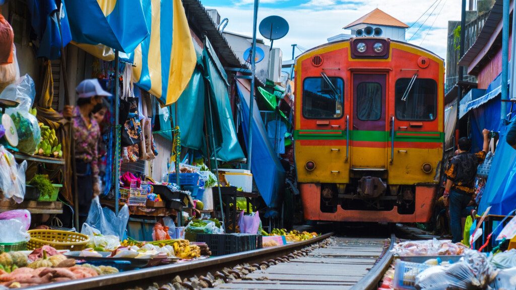 Le marché ferroviaire de Mae Klong, sud de Bangkok