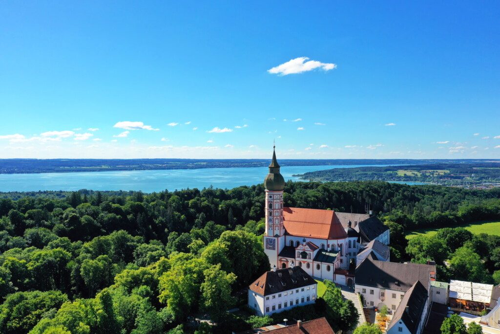 Le monastère d'Andechs avec vue sur le lac Ammersee - autour de Munich