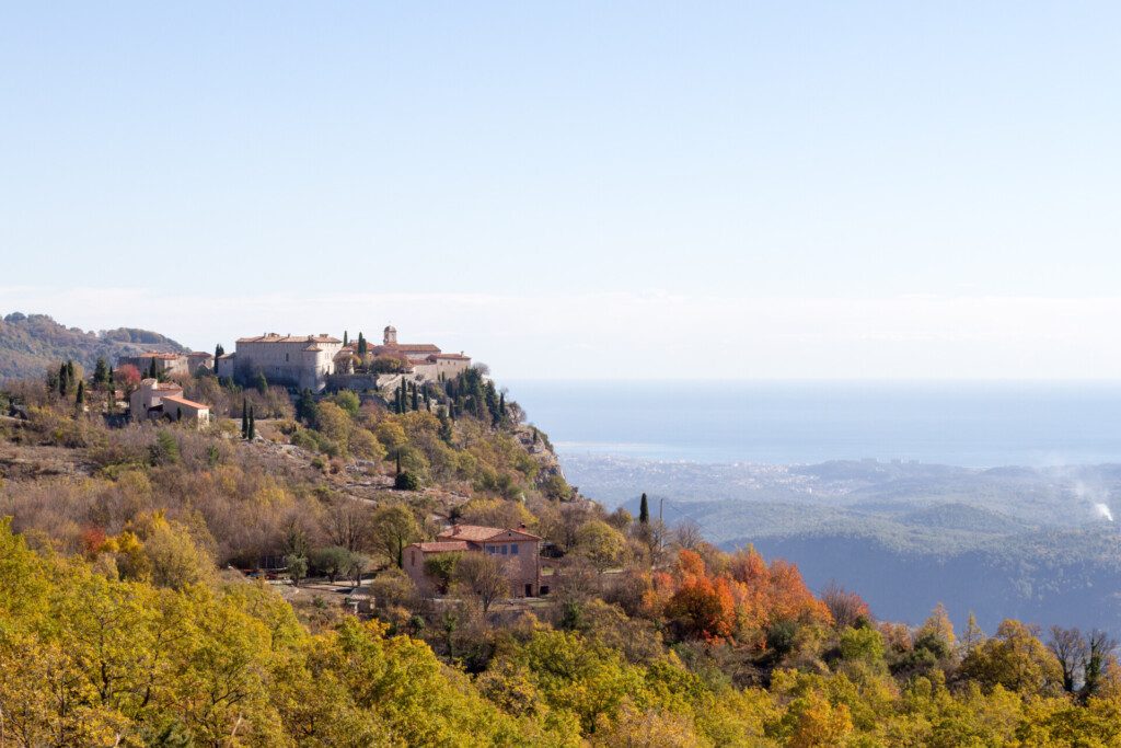 Le village perché de Gourdon aux couleurs d'automne
