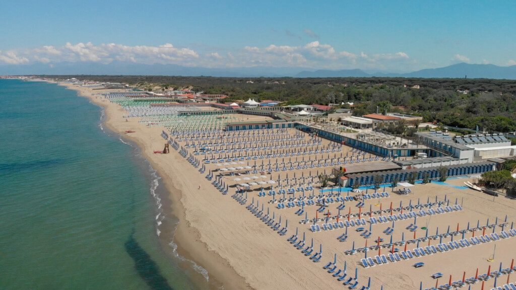 Les immenses plages de Tirrenia, dans les alentours de Pise