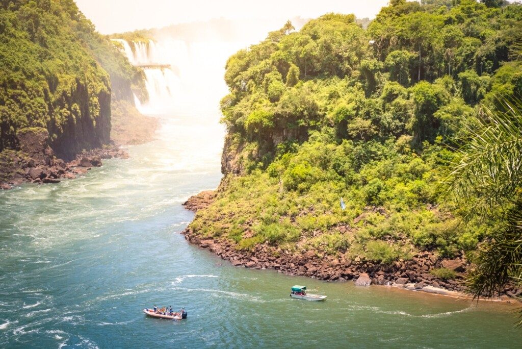 mirador de l'île San Martin entre les rives argentines et brésiliennes (chutes d'Iguazu)