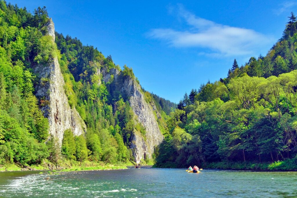 Rafting sur la rivière Dunajec, dans le parc national des Piénines, Pologne