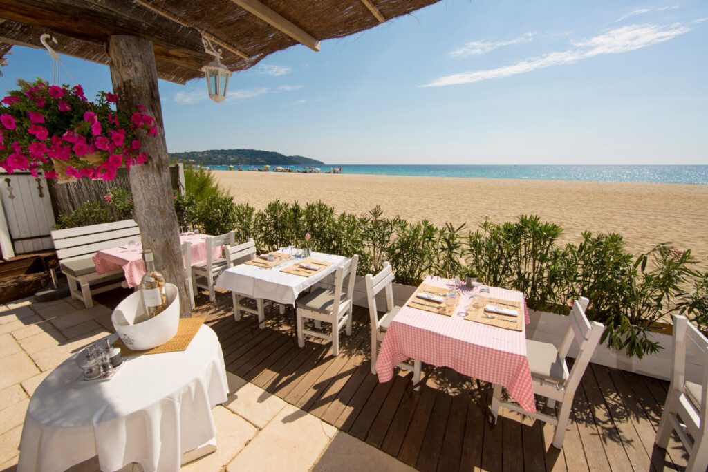 Restaurant sur la côte d'Azur, plus tranquille hors-saison