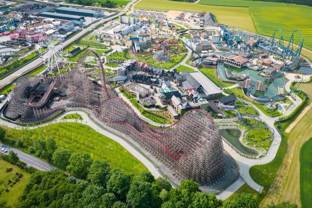Vue aérienne du parc Energylandia à Zator, autour de Cracovie en Pologne