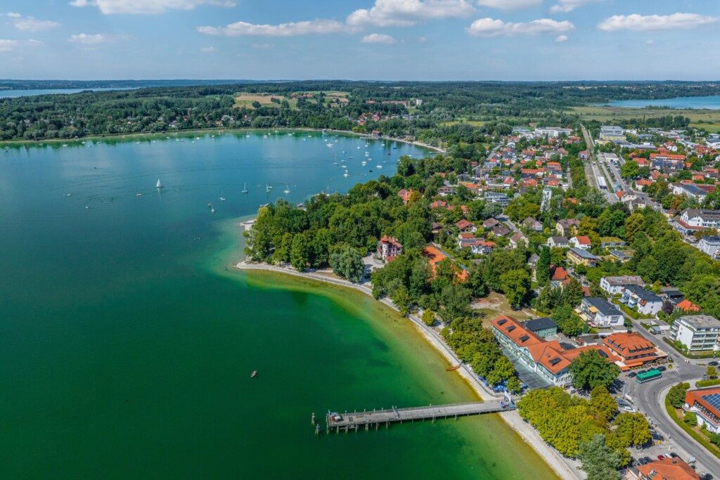 Vue panoramique sur les jardins thermaux de Herrsching sur le lac Ammersee