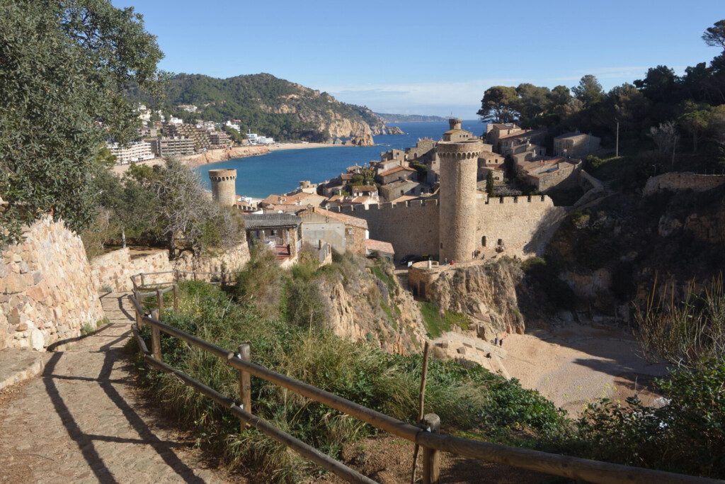 Vue sur Tossa de Mar depuis le sentier côtier Cami de Ronda