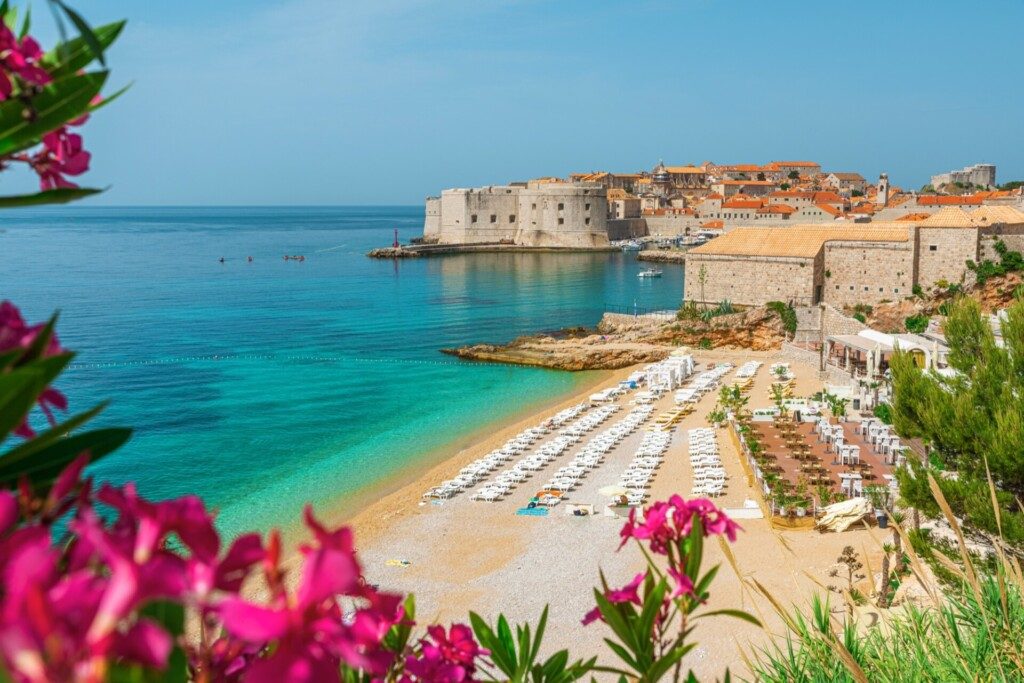 Belle vue sur la plage de Banje et la vieille ville de Dubrovnik 