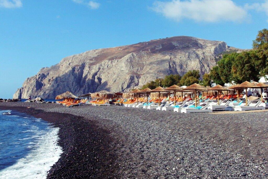 Plage de la ville de Kamari sur l'île de Santorin, Grèce
