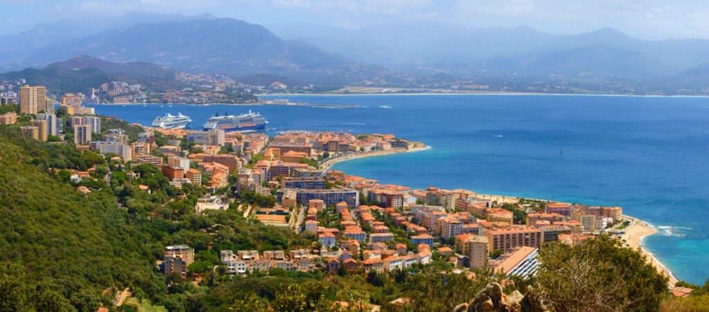 Plage Trottel et port d'Ajaccio avec bateau croisière (Corse)
