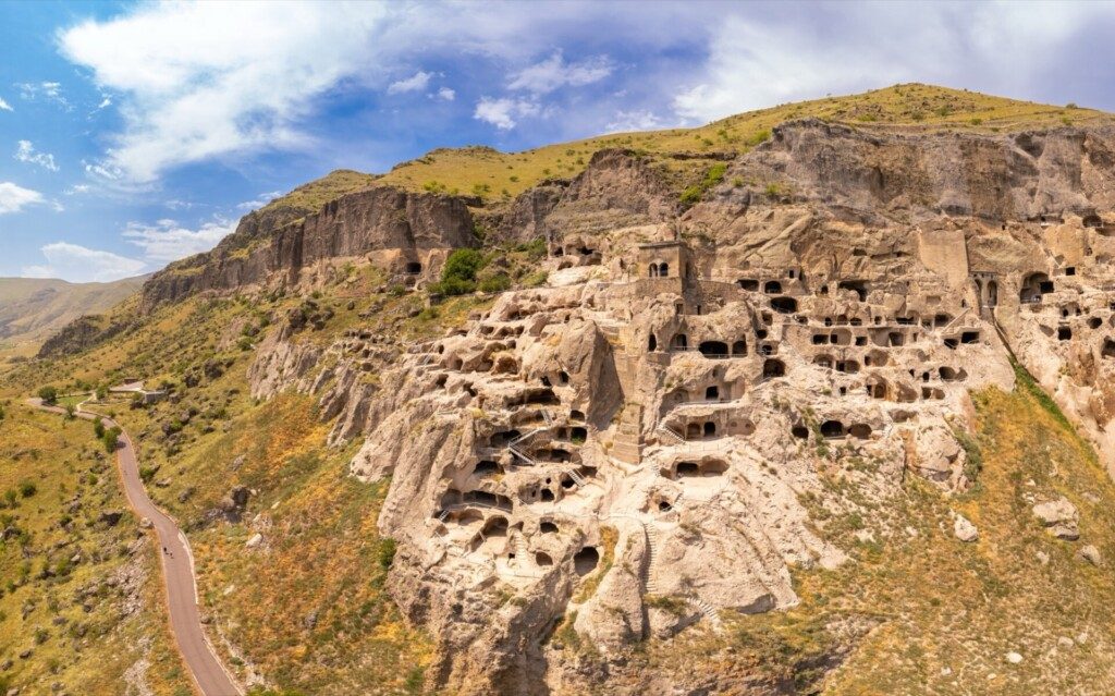 Vue sur Vardzia, ancien monastère troglodytique creusé dans la roche des monts Erusheti, Géorgie