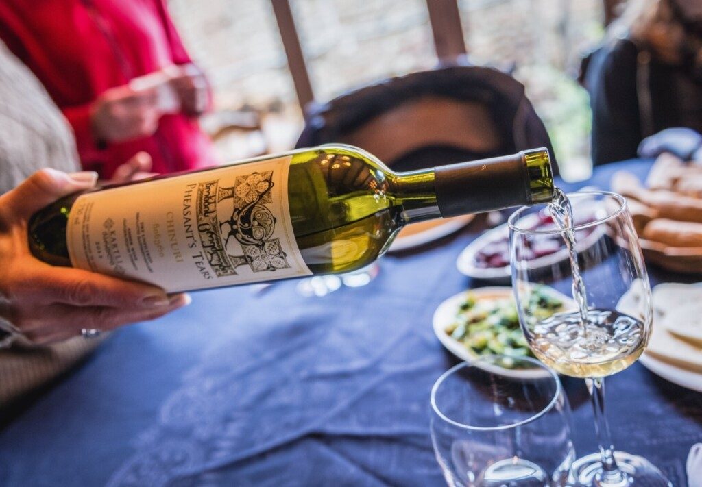 Vin dans le restaurant du domaine viticole Pheasant's Tears, dans la ville de Sighnaghi, région de Kakhétie, Géorgie