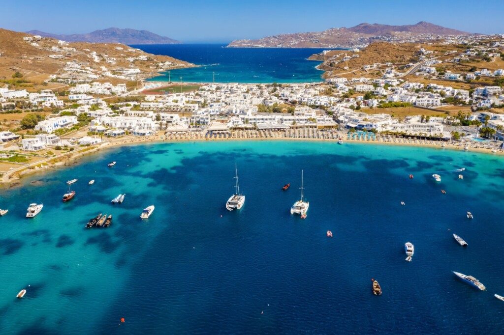 Vue aérienne de la célèbre baie d'Ornos sur l'île de Mykonos, Grèce