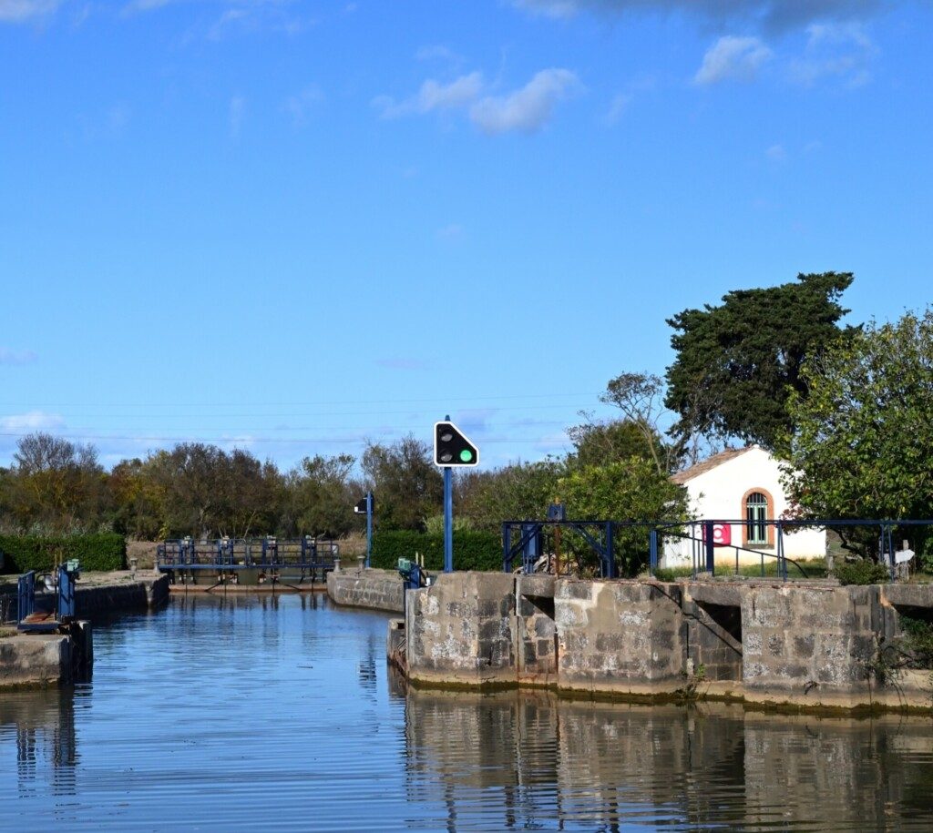 Écluse de Bagnas sur le canal du Midi près d'Agde