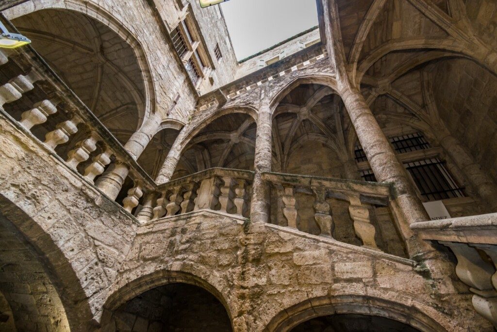 Escalier de l'hôtel Lacoste à Pézenas autour d'Agde