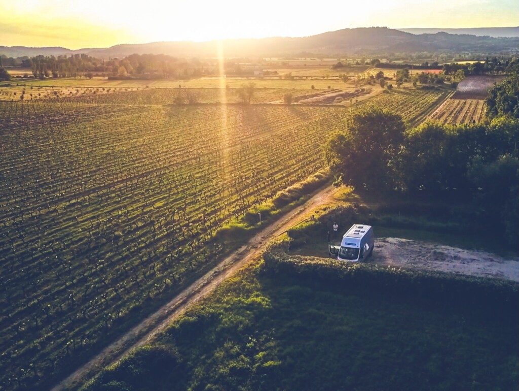 Fourgon aménagé discrétion au milieu des vignes