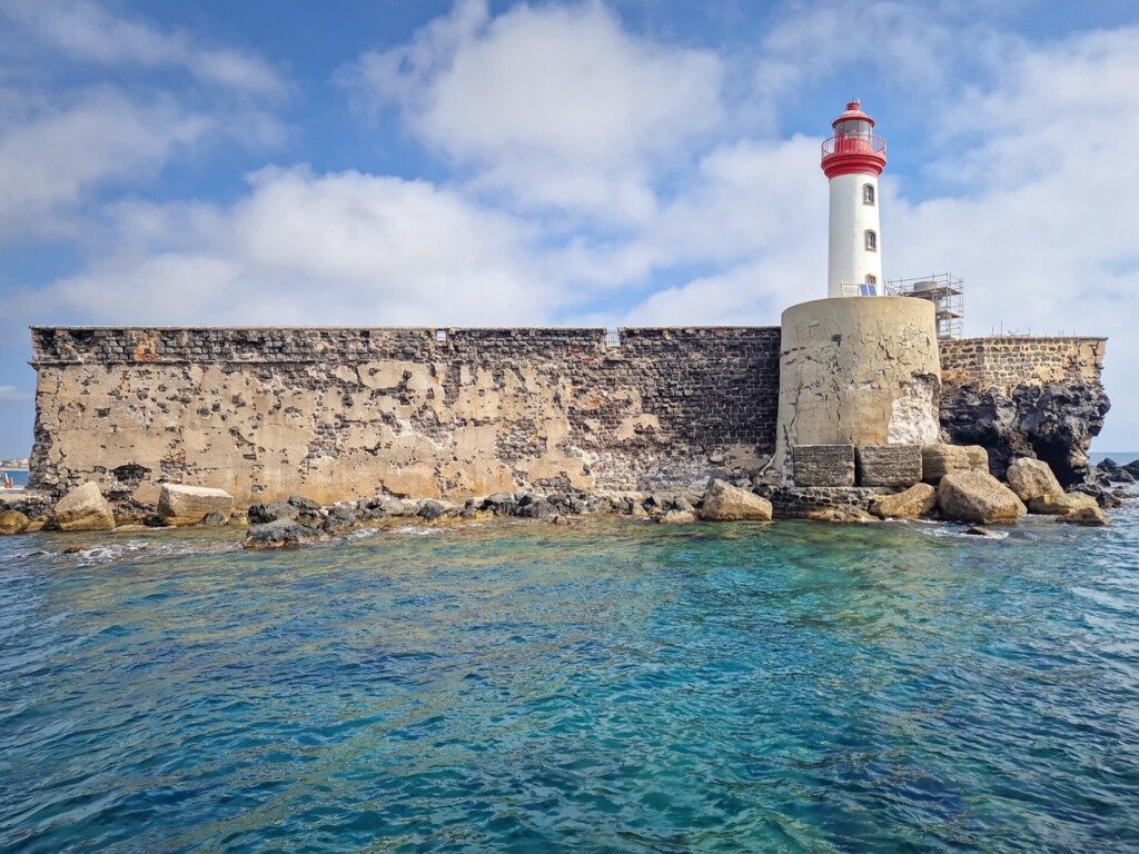 Le phare de Fort de Brescou, au large du Cap d'Agde