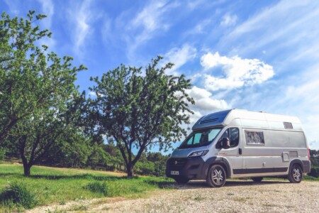 Pourquoi choisir un fourgon aménagé (plutôt qu’un camping-car ou un van) ?