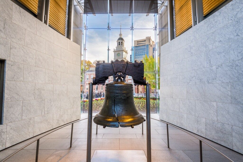 Liberty Bell et l'Independence Hall dans le fond (Philadelphie)