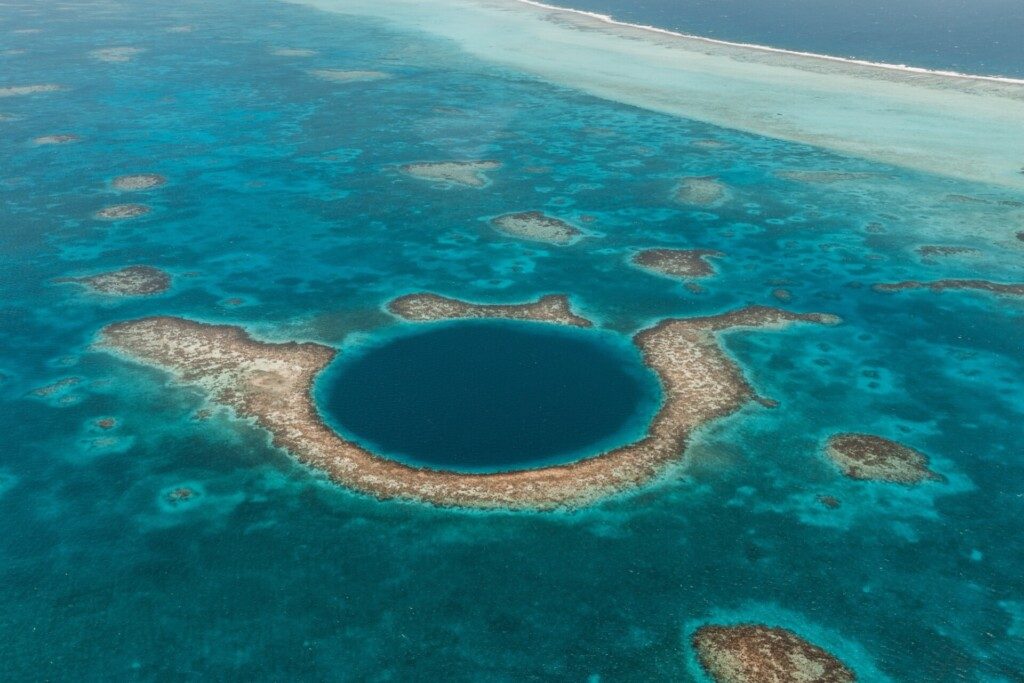 Blue Hole sur la barrière de corail du Belize